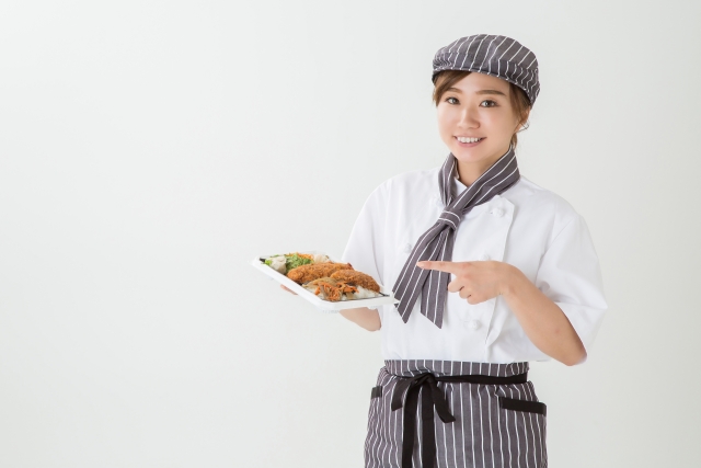 弁当を持つ宅配人